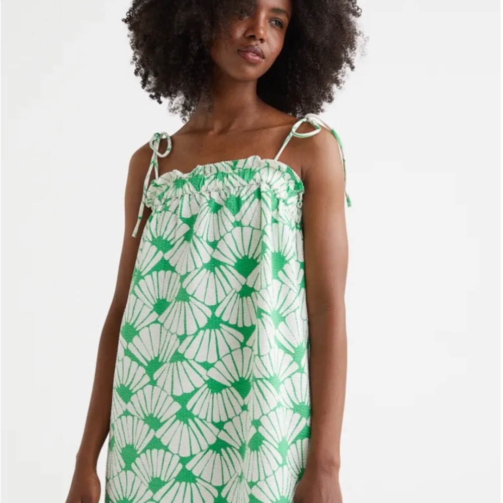 LIKE NEW - H&M Shell Print Waffle Knit Dress
